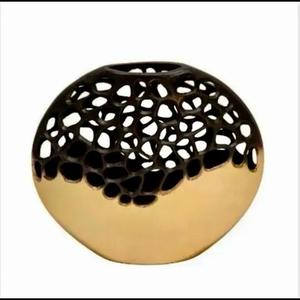 Elegante jarrón dorado de metal para decoración del hogar en múltiples diseños y acabados y tamaños y patrones en aluminio para decoración de fiestas - Product Image 4