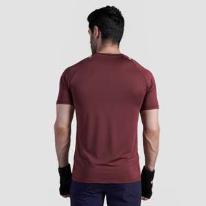 เสื้อยืด GA Optilite สีเบอร์กันดี ทรงเข้ารูป ผลิตจากโพลีเอสเตอร์ 100% น้ำหนัก 280 กรัม ผ้าถักระบายอากาศได้ดี สไตล์สตรีท ลายเรียบ - Product Image 2