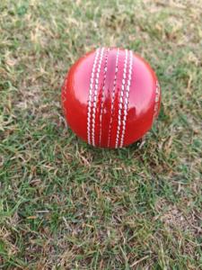 ลูกบอลคริกเก็ตหนัง Kookaburra เย็บด้วยเครื่องจักรคุณภาพ50 0VERS สีแดงจำนวนมาก - Product Image 2