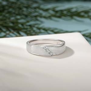 Bague de mariage classique diagonale personnalisée pour homme Jeulia avec diamants - Product Image 6
