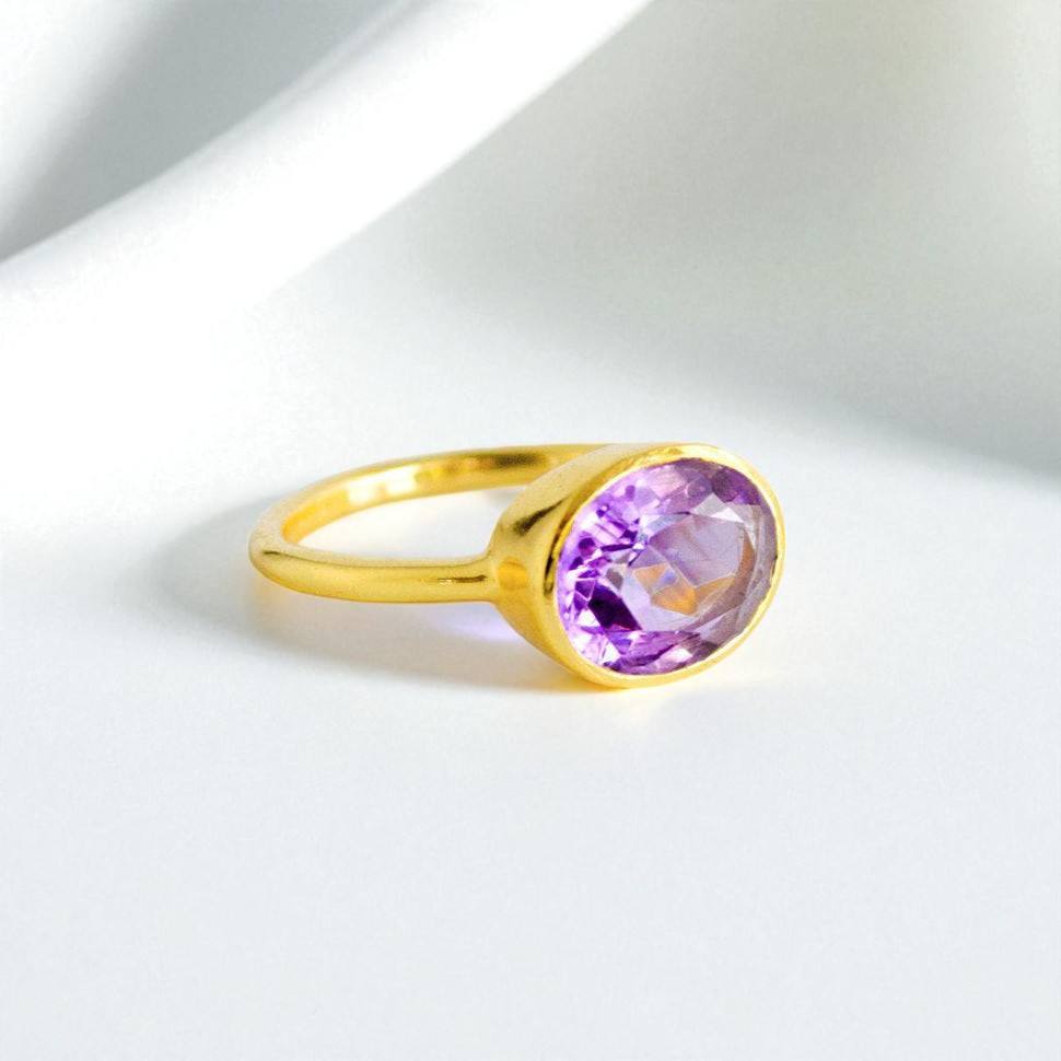 สีม่วงอเมทิสต์สีทอง