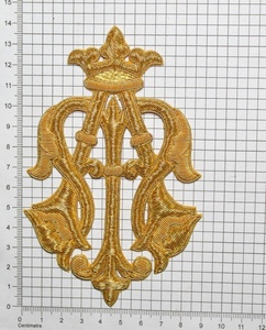 Hermoso emblema de Iglesia bordado a mano Marian para vestimentas con decoración de encaje e insignia magnética para coser - Product Image 3