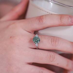 925 Sterling Silver Original vert Moissanite Gemstone Bague fine de luxe faite à la main Plaqué argent personnalisé avec des variations - Product Image 4