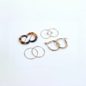 Ensemble de boucles d'oreilles créoles tendance pour femmes, boucles d'oreilles créoles minimalistes en métal, bijoux légers et élégants, ensemble cadeau - Product Image 1