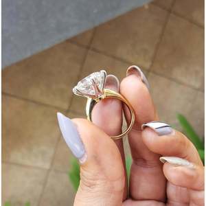Bague solitaire bicolore avec diamant de laboratoire rond certifié IGI de 8,00 carats, couleur D-E-F, clarté VVS-VS - Product Image 4