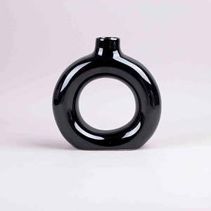 แจกันทรงโดนัทสีดำ ดีไซน์อาร์ตเดโคแบบมินิมอลสมัยใหม่ ทำจากเซรามิกดินเผา สำหรับตกแต่งบ้านหรืองานแต่งงาน วางบนโต๊ะหรือพื้นได้ - Product Image 1