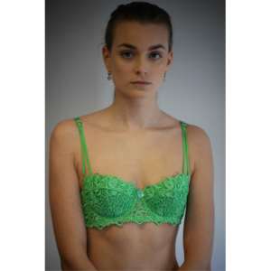 Parrot-Green Touch-Me-Not - Half Cup Sujetador bordado con relleno ligero con cable/sin cable - Product Image 3