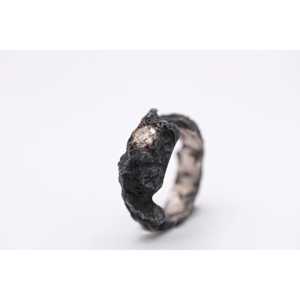 Bague de mariage rustique et organique en argent sterling 925 plaqué rhodium noir, faite à la main, avec diamants sertis clos, style cranté - Product Image 1