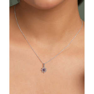 Pendentif Capri en argent avec chaîne, orné de motifs floraux, de gouttes d'eau et de chiffres, enrichi de pierres de topaze, de saphir et de diamants - Product Image 4