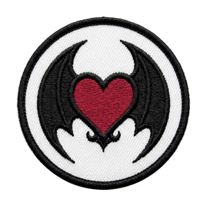 Parche Termoadhesivo Personalizado de Corazón Rojo con Alas de Murciélago Negras, Insignia Bordada Redonda, Aplique Gótico Punk para Ropa, Chaquetas y Mochilas - Product Image 1