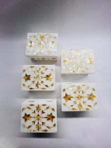 Hermosa Caja de Almacenamiento de Joyas y Frutos Secos de Mármol Blanco Puro con Incrustaciones Doradas de Nácar, Diseño Indio - Product Image 3