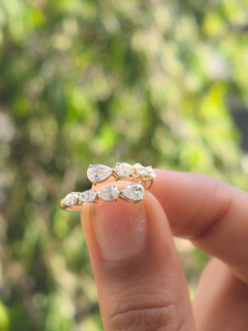 Anillo de Oro Amarillo con Diamantes Orgánicos en Corte Pera, Diseño Bypass de Dos Filas Graduadas y Efecto Cascada, Joyería Fina de Declaración - Product Image 1