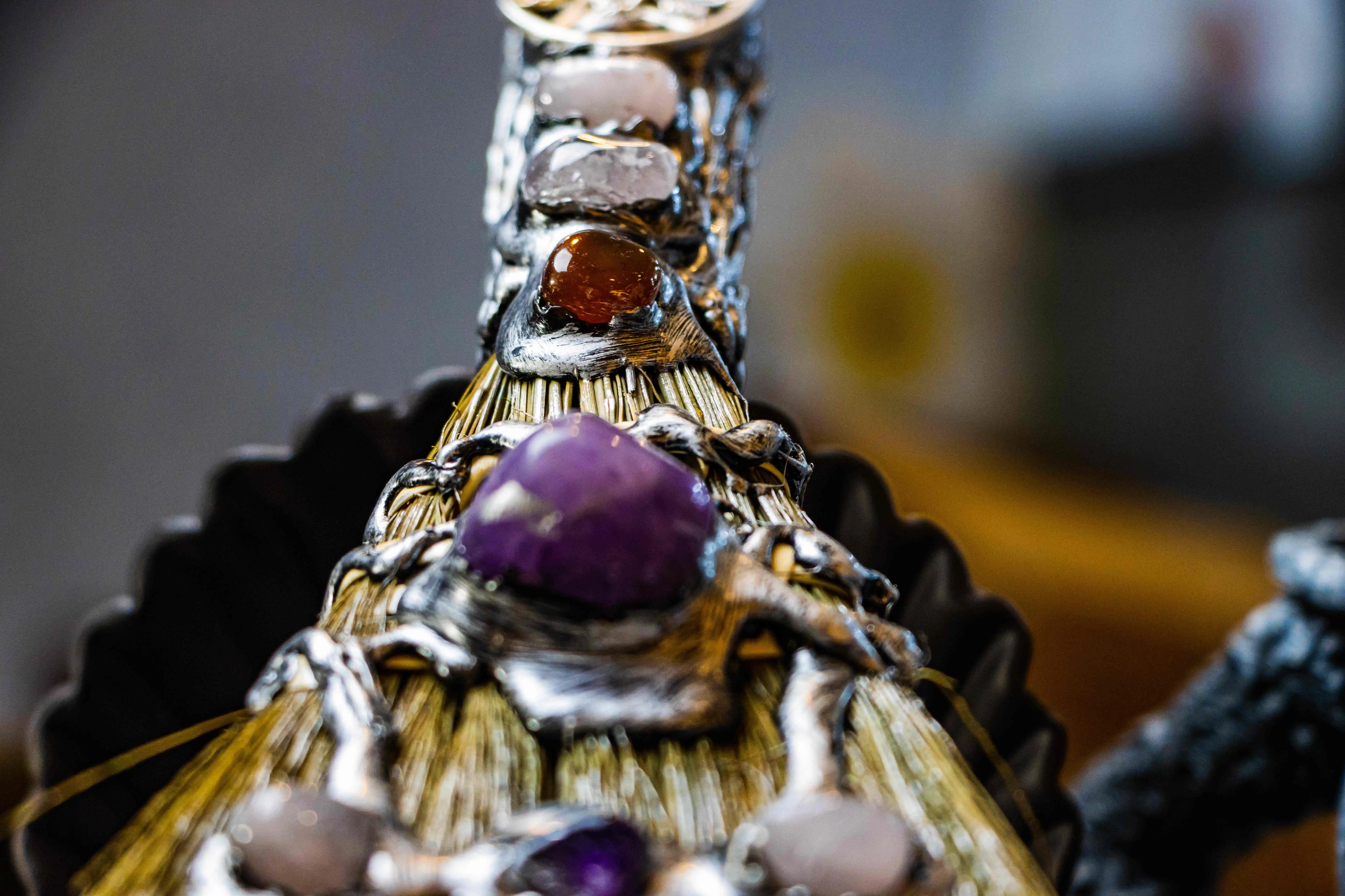 Magischer Besen zum Verkauf Kristall dekorierte Hexerei Quarz Silber Rabe Legierung 50 Edelstein Maskottchen 13 "(33cm) CN;ZHEJIANG