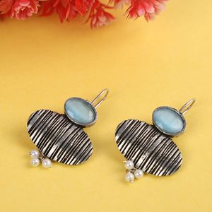 Pendientes de Perlas con Detalles de Piedras de Diseño Nuevo de SkyBlue Ox - Product Image 1