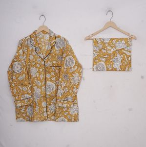 Conjunto de traje de noche de algodón floral con bolsa, conjunto de ropa de descanso estampado de 3 piezas mostaza, camisa, pantalones y Bolsa, sueños botánicos - Product Image 5