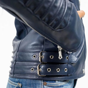 Hecho para capas y calidez ligera, esta chaqueta de cuero genuino aerodinámico para mujer se adapta a cada atuendo y temporada - Product Image 2