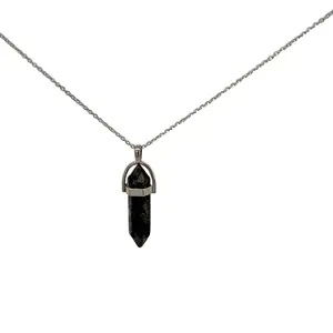 Obsidian hitam adalah penghalang pelindung menghilangkan negatif dan mempromosikan kekuatan dalam perak gadis memakai kalung dengan biaya rendah