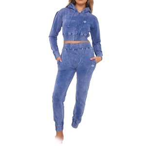 ชุดเซ็ตฮู้ดดี้ครอปและกางเกงจ็อกเกอร์ผ้าฟอกสีสำหรับผู้หญิง เอวสม็อค สไตล์ลำลอง สตรีทแวร์ เสื้อผ้าสองชิ้น ผลิตแบบ OEM - Product Image 1