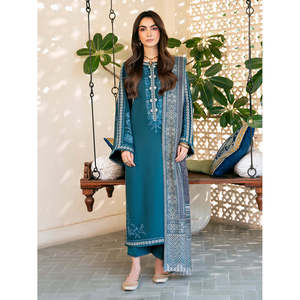 Conjunto de Traje Dhanak Bordado de 3 Piezas para Mujer IZEL con Chal y Pantalones Estampados Courtrai-BIC-4387 - Product Image 1