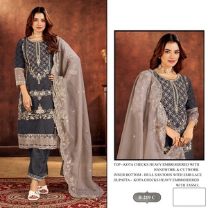 Traje pakistaní de diseño premium Kota Cheks, con bordados elaborados a mano y calados, de exportadores del catálogo. - Product Image 2