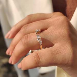 Anillo de Boda Abierto con Diamantes Marquise y Redondos, Elegantes Anillos de Diamantes - Product Image 3