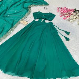 VASTRA COTTAGE Lehenga Choli en Georgette Pure avec Blouse Ornée de Perles et Pierres, Lehenga Évasé avec Patta en Toile et Dupatta - Product Image 3