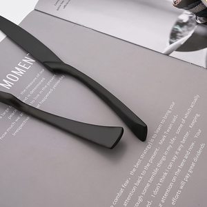 Deux Couteaux 2 Cuillères Deux Fourchettes Ensemble d'ustensiles de cuisine à revêtement noir Couverts à vernis miroir Fabrication fournisseur en gros - Product Image 6