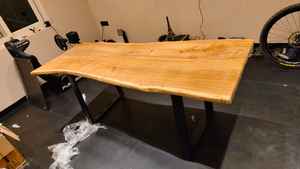 Table à manger en bois Live Edge avec pieds en métal solides pour la maison et le restaurant modernes Design de meubles contemporains élégants - Product Image 6