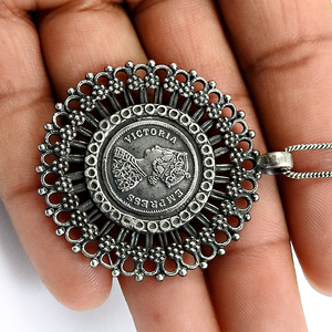 Victoria Empress Pendentif à breloque en argent sterling oxydé 925 Look vintage Artisan Bijoux artisanaux Prix de gros Fournisseurs - Product Image 2