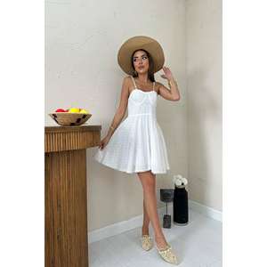 Robe mini blanche en dentelle à fines bretelles avec taille naturelle et fonction respirante – Vente en gros - Product Image 4