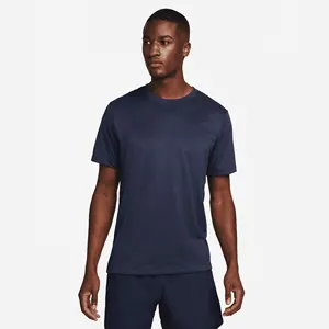Camiseta masculina fitness azul marinho, 100% poliéster, ajuste relaxado, tecido de camisa macio e liso, gola com nervuras, desenho em branco