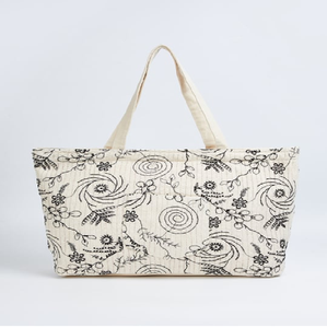 Sac fourre-tout minimaliste en cuir marron avec une large bandoulière crème élégante. Disponible aux prix de gros. - Product Image 4