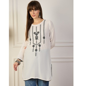 Kurtis courts en rayonne fabriqués en Inde pour un usage quotidien avec broderie tendance pour la mode quotidienne à vendre - Product Image 1
