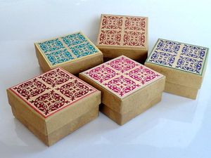 Cajas de recuerdo con serigrafía multicolor hechas a medida, tamaños disponibles en patrones de impresión coloridos para reventa - Product Image 3