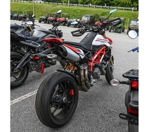 Disfruta de tu paseo en la Hypermotard 950 SP con diseño especial, una nueva motocicleta Supermoto con garantía. - Product Image 2