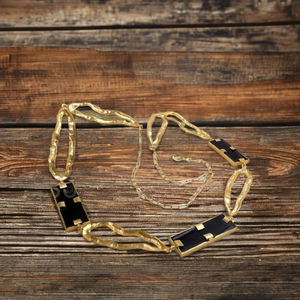 Collier fait main en laiton plaqué or martelé Designer émail noir pièce de déclaration chrétien religieux cadeau d'anniversaire pour elle - Product Image 1