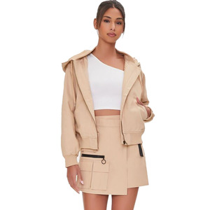 Sudadera con capucha con cremallera cuadrada recortada para mujer de alta calidad Diseño informal de invierno con logotipo frontal personalizable Cuello con capucha y hombros caídos - Product Image 1