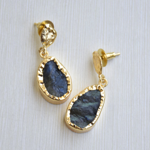 Boucles d'oreilles en laiton de style statement, fabriquées à la main, finition laiton satiné semi-précieux, motif unique de créateur, parfait pour la vente en gros - Product Image 4