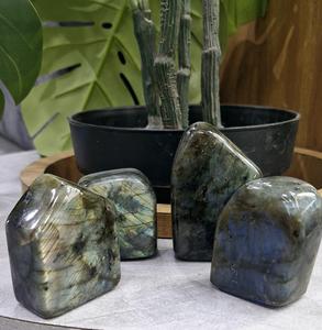 คริสตัลบำบัด ลาบราโดไรต์ธรรมชาติ รูปทรงอิสระ ปลายแหลม ขัดเงา สำหรับเรกิ วัชชู ลาบราโดไรต์ รูปทรงอิสระ ตัวอย่าง - Product Image 4