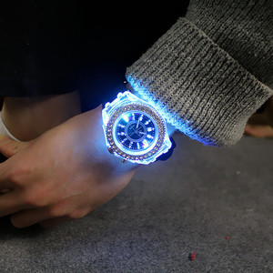 Montres-bracelets lumineuses LED en silicone pour femmes et hommes, boîtier en plastique de marque Fashi pour garçons et filles - Product Image 2