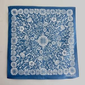 Pañuelo Cuadrado Hecho a Mano 100% Seda y Algodón para Mujer, Estilo Étnico Floral, Personalizado en Varios Colores, Tamaño Personalizado, Hecho a Mano para el Verano - Product Image 3