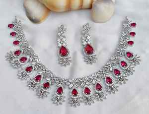 ชุดสร้อยคอและต่างหูดีไซน์หรูหราสีเงินประดับเพชรซิร์คอนระยิบระยับสำหรับงานแต่งงานและงานหมั้นของผู้หญิง ทำจากทองเหลือง - Product Image 3