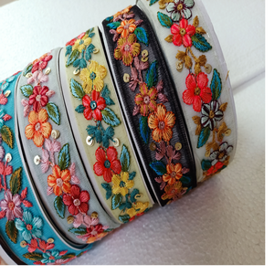 Lacets brodés à la machine sur mesure en motifs floraux et en cinq couleurs pour robes de mariée de 1.25 pouces de largeur - Product Image 1