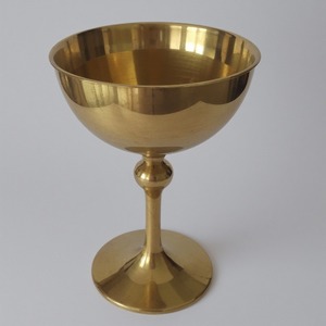 Elegante cáliz de Iglesia chapado en oro con símbolos religiosos grabados hechos a mano por artesanos que ofrecen una presencia elegante - Product Image 4