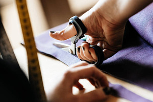 Ciseaux de tailleur professionnels B-Fly de 8,5 pouces, en acier inoxydable de 2,5 mm d'épaisseur, poignée à prise souple pour des coupes de précision, approuvés par le contrôle qualité - Product Image 4