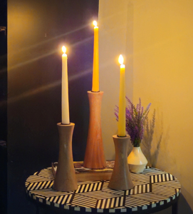 Candelabros de madera de forma personalizada torneados a mano para decoración del hogar abrillantador de Casa de Pilar moderno sostenible - Product Image 3