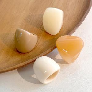 Bagues chrétiennes modernes en résine, forme géométrique, unisexe, pour usage quotidien, bijoux de mariage tendance, couleurs beige, blanc, orange - Product Image 1