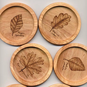 Ensemble de sous-verres ronds en bois gravés sur mesure, bois de caoutchouc naturel, tapis à boisson pour la maison, bar à café, protection de table, écologique, cadeau d'hôtel - Product Image 1