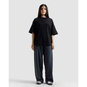 เสื้อยืดคอตตอนออร์แกนิค 100% ทรงบ็อกซี่ ดีเทลไหล่แบบพิเศษ พิมพ์ลายด้วยวิธีการพิมพ์ซิลค์สกรีนและสกรีนพิมพ์ - Product Image 4