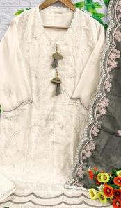 Costume en organza de soie lourde brodé piqué collection pakistanaise - Product Image 3